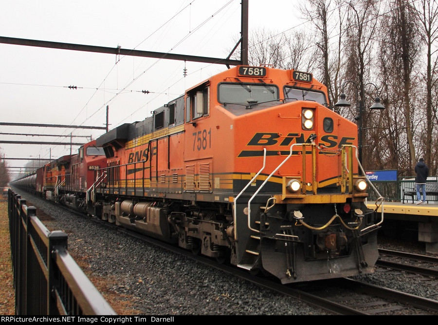 BNSF 7581 leads K161